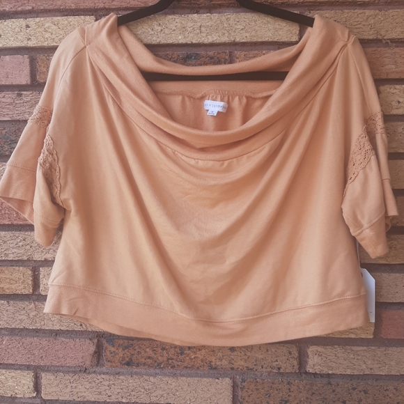 coco + jaimeson Tops - NWT coco + jaimeson Medium Crop Top